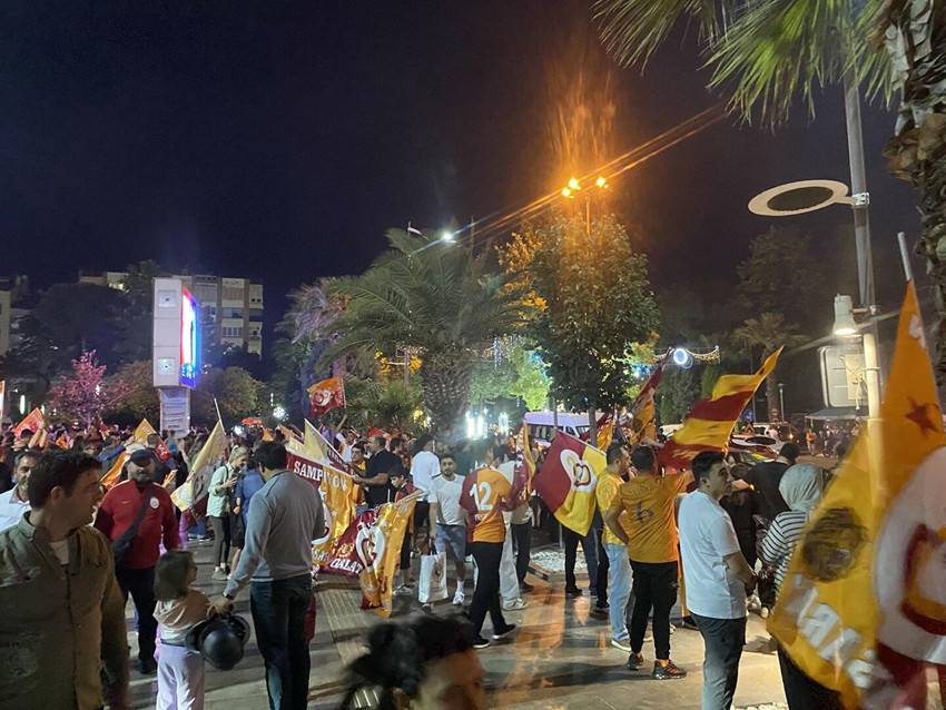 Şampiyonluğu kutlarken bebeklerini yolun ortasında unuttular - Resim: 4