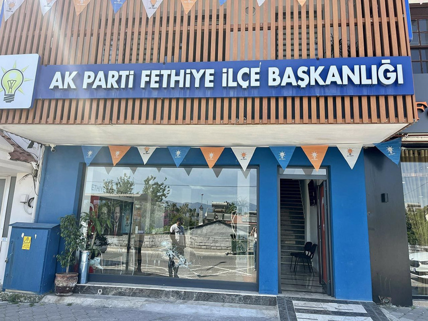 AK Parti binasına taşlı saldırı kamerada - Resim: 4