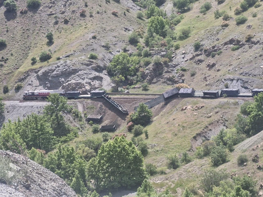 Elazığ'da yük treni raydan çıktı; 3 vagon devrildi - Resim: 1