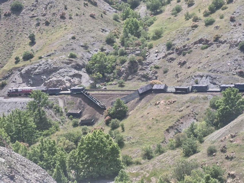 Elazığ'da yük treni raydan çıktı; 3 vagon devrildi - Resim: 2