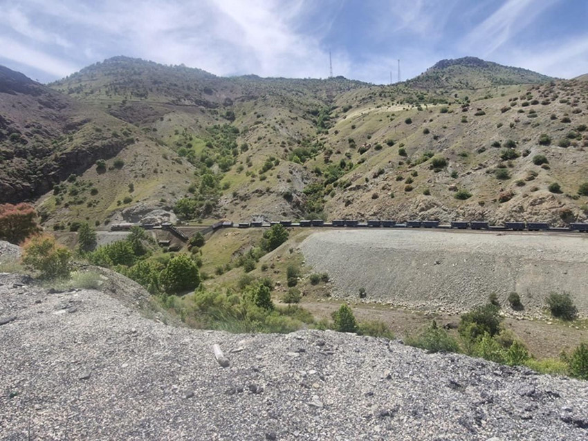 Elazığ'da yük treni raydan çıktı; 3 vagon devrildi - Resim: 3