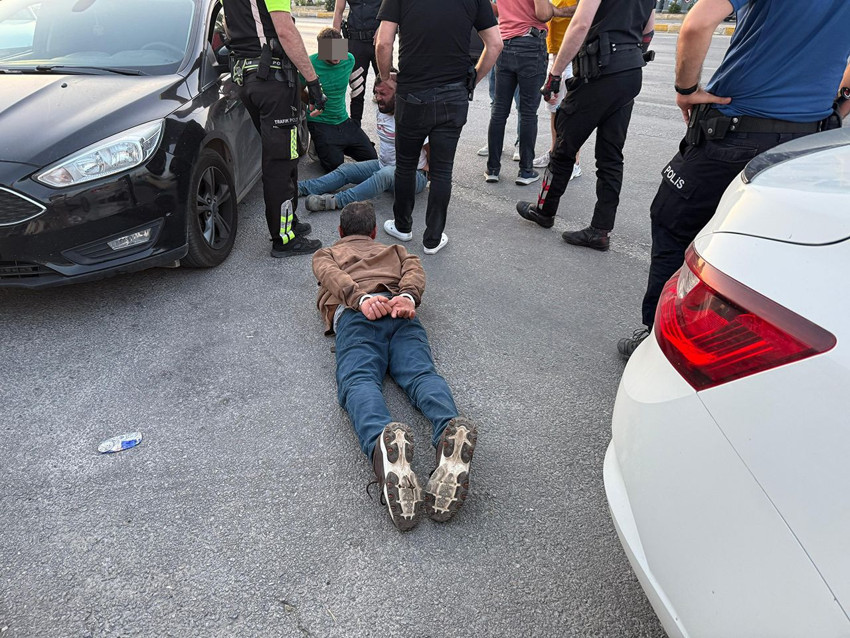 Trafik eşkıyaları polise saldırdı: 2 polis memuru yaralandı - Resim: 2
