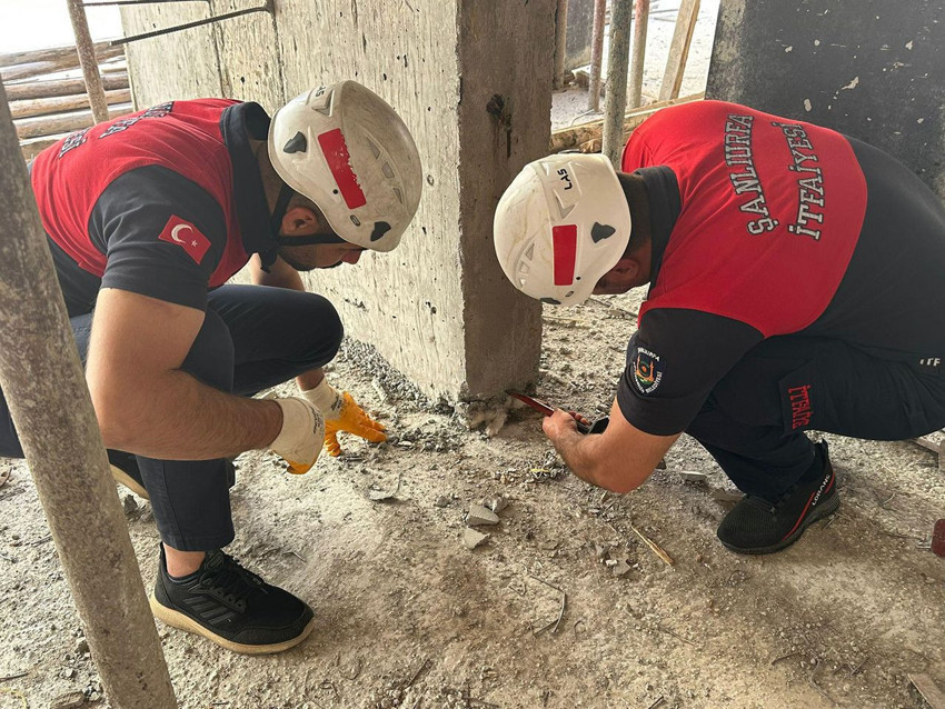 İnşaatta dikkatsiz işçiler yavru kediyi beline kadar diri diri betone gömdü - Resim: 2