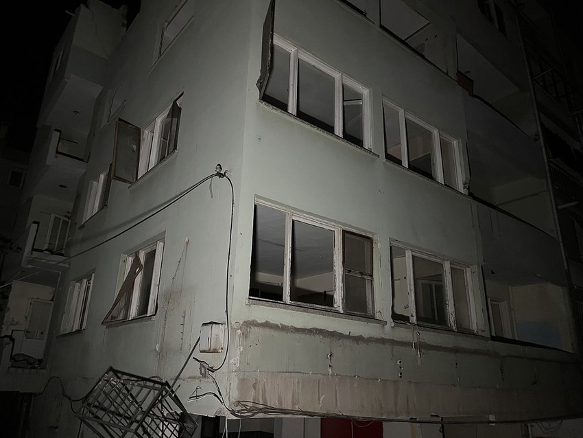 İzmir'de kabus evi: Siyah poşetlerin içerisinden kafatasları ve kemik parçaları çıktı - Resim: 2