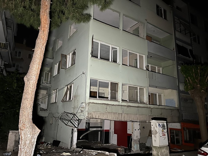İzmir'de kabus evi: Siyah poşetlerin içerisinden kafatasları ve kemik parçaları çıktı - Resim: 3