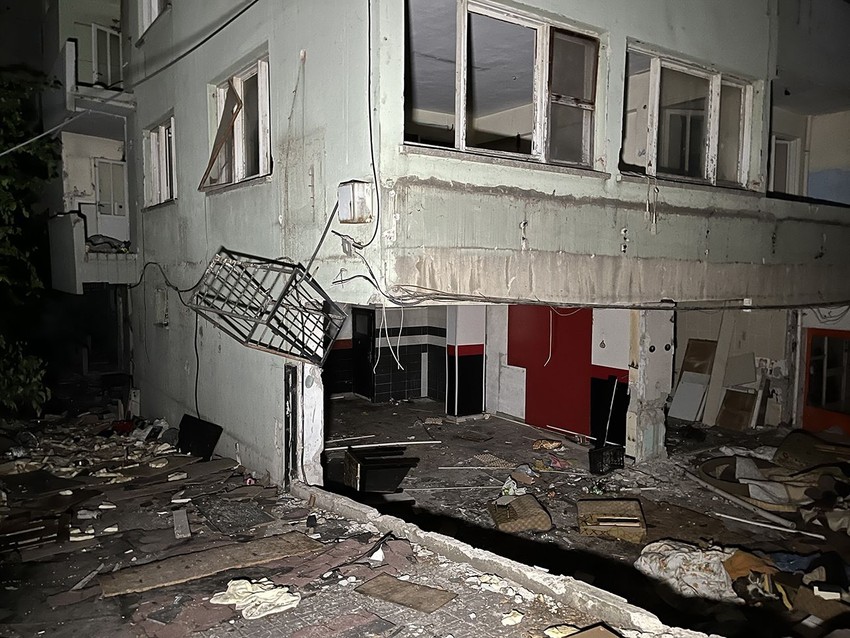 İzmir'de kabus evi: Siyah poşetlerin içerisinden kafatasları ve kemik parçaları çıktı - Resim: 1