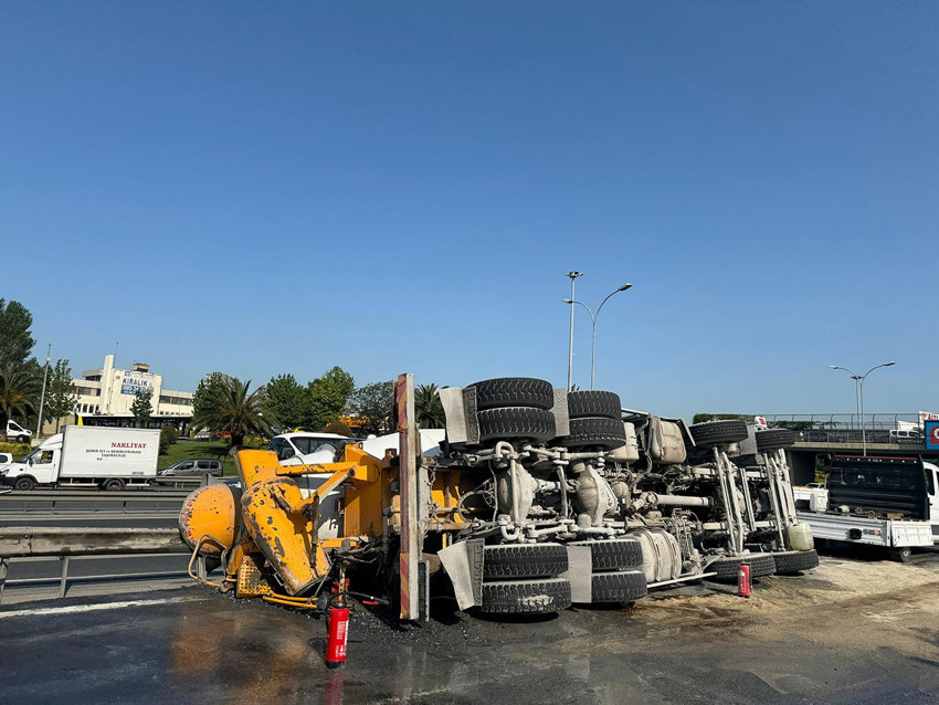 İstanbul trafiğinde büyük kaza: Trafik arapsaçına döndü - Resim: 4