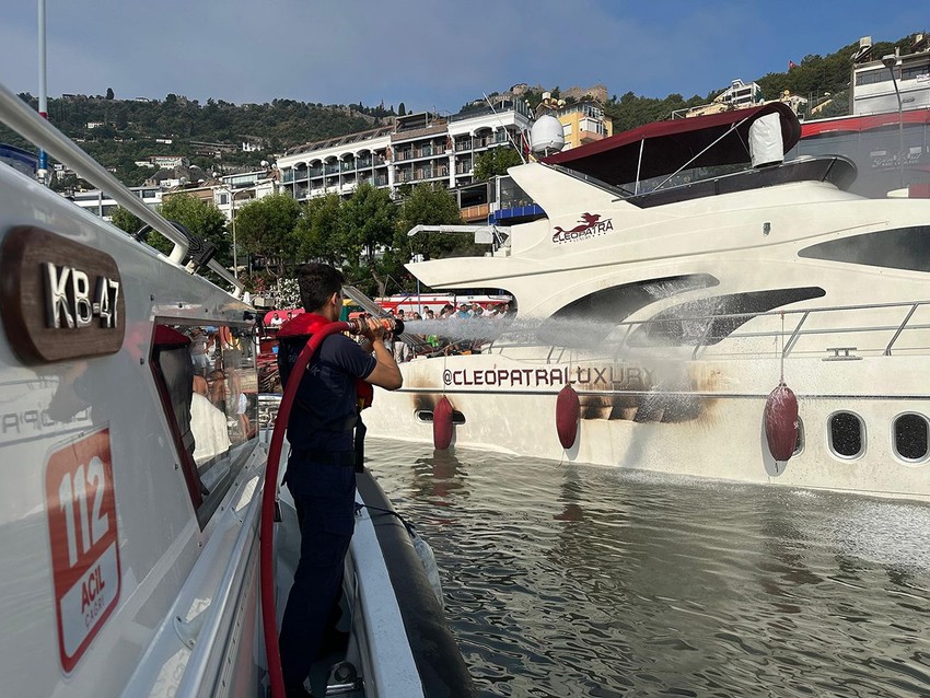 Antalya'da lüks yatta büyük yangın: Bir anda alev topuna döndü - Resim: 1