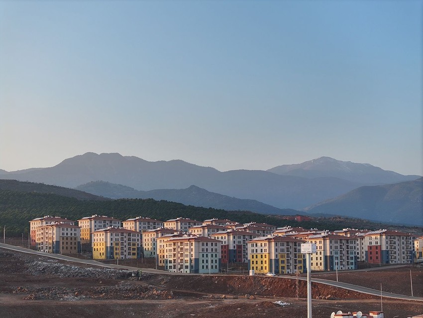 Asrın felaketinin yerle bir ettiği Hatay'da inşaatı tamamlanan konutların son hali görüntülendi - Resim: 1