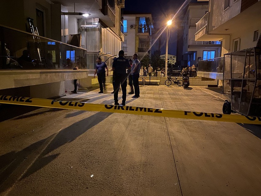 Genç kadın 2 genç kız tarafından evinin önünde katledildi - Resim: 1