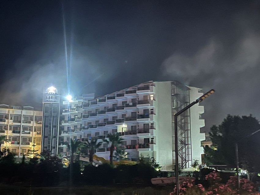 Antalya'da otelde yangın paniği: Yüzlerce turist tahliye edildi - Resim: 1