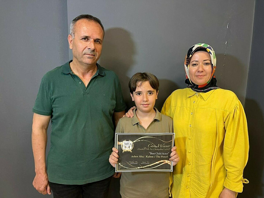 Türkiye'nin çocuk yıldızı Arben İsviçre'den ödül aldı - Resim: 1
