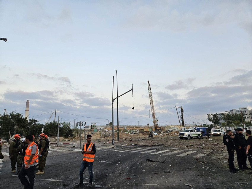 İran-İsrail savaşı 4'üncü gününde; enerji tesislerine saldırı anı kamerada - Resim: 4