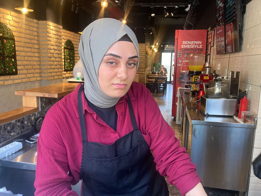 Türkiye'nin ''asık suratlı'' kadın esnafına müşteri akını: Kendisi için Suratsız Abla tabelası astı - Resim: 1