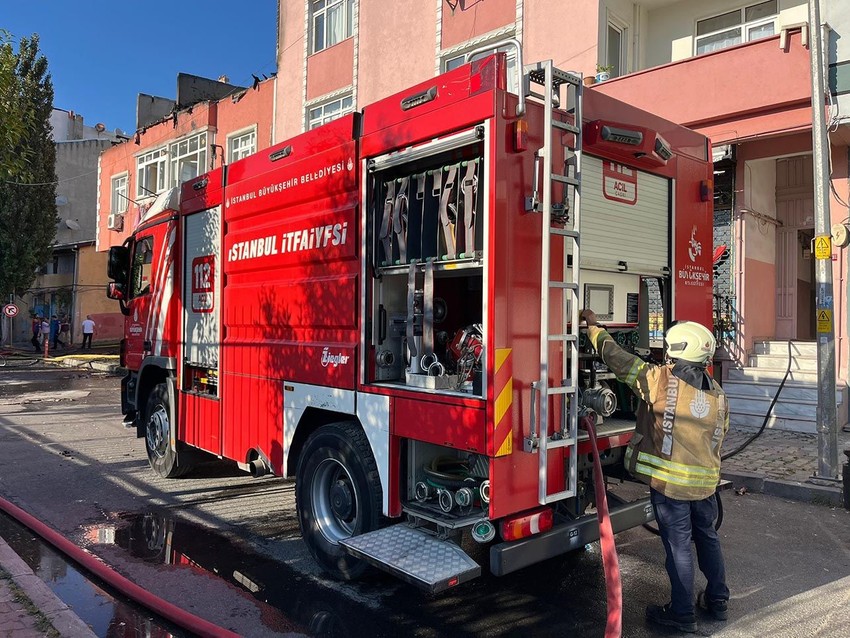 İstanbul'da yürekleri ağza getiren yangın: Alevler yan binaya sıçradı - Resim: 4
