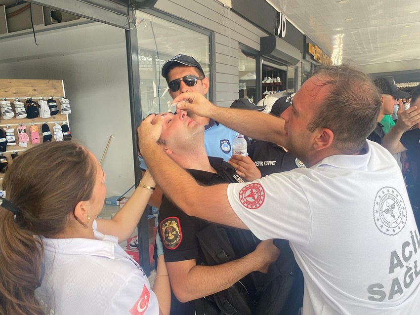 Antalya'da kaçak turistik yapıları yıkılırken ortalık karıştı; kendilerini yakmaya çalıştılar - Resim: 4