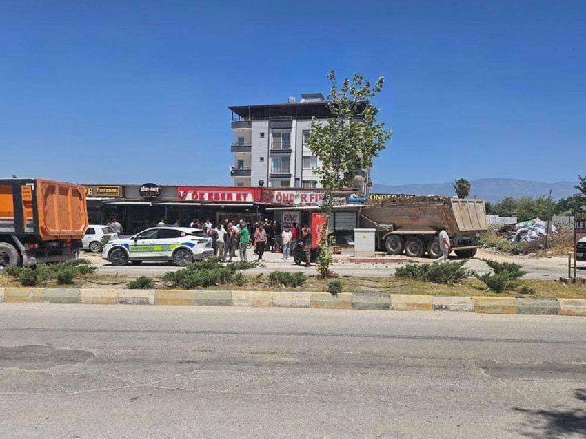 Çocuğun kullandığı kamyonun altında ezilmekten saniyelerle kurtuldular - Resim: 3