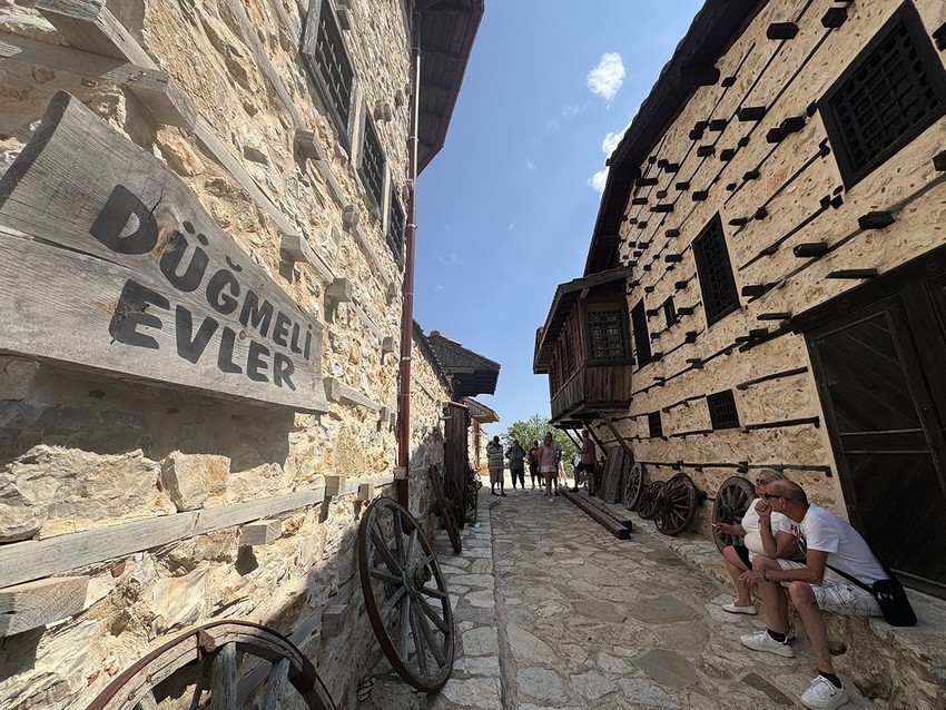 Türkiye'nin tatil cennetindeki 8 asırlık masal köyüne turist akını - Resim: 1