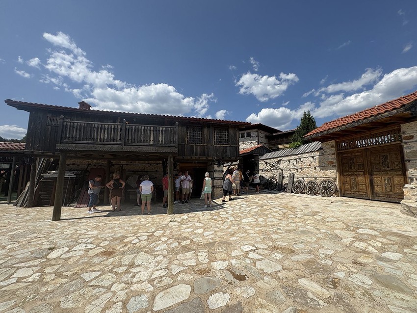 Türkiye'nin tatil cennetindeki 8 asırlık masal köyüne turist akını - Resim: 2