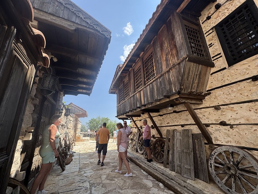 Türkiye'nin tatil cennetindeki 8 asırlık masal köyüne turist akını - Resim: 3
