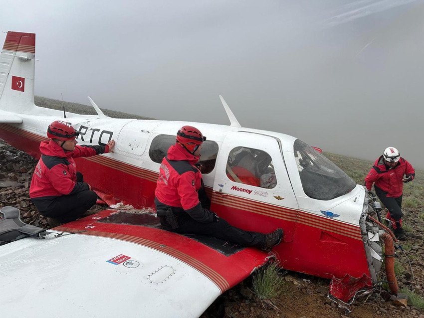 Rize'ye giderken düşen uçağın enkazı bulundu: 1 ölü, 1 yaralı - Resim: 3
