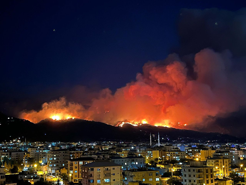 Hatay yanıyor... Gece gündüze döndü, vatandaşın çaresizliği, itfaiyenin yorgunluğu kamerada... - Resim: 1