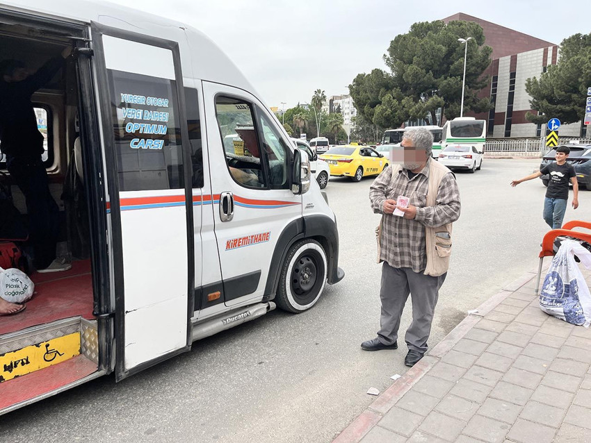 İşte Türkiye'nin belki de en garip mesleği: 70 yaşındaki vatandaş ''bozuk paracılığı'' meslek edindi - Resim: 1