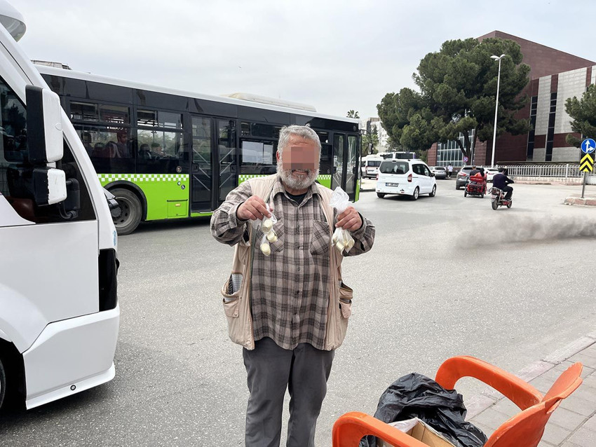 İşte Türkiye'nin belki de en garip mesleği: 70 yaşındaki vatandaş ''bozuk paracılığı'' meslek edindi - Resim: 2