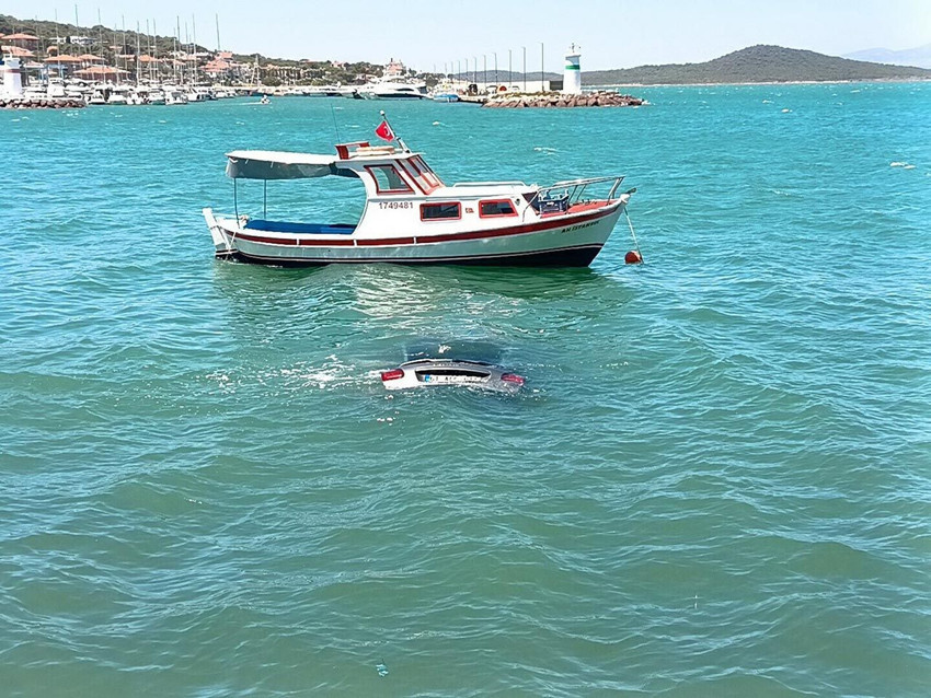 Ayvalık'ta akılalmaz kaza: Direğe çarpıp denize uçtu, aracının üzerinde yardım bekledi - Resim: 4