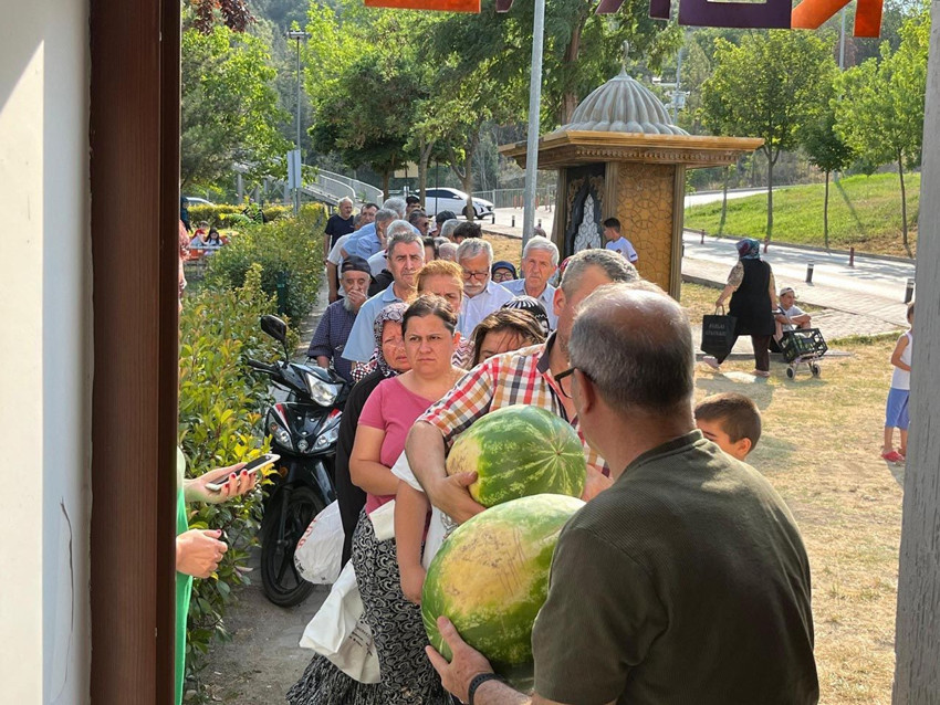 Fiyat farkı isyan ettirdi! Belediye vatandaşlara ücretsiz dağıttı - Resim: 2