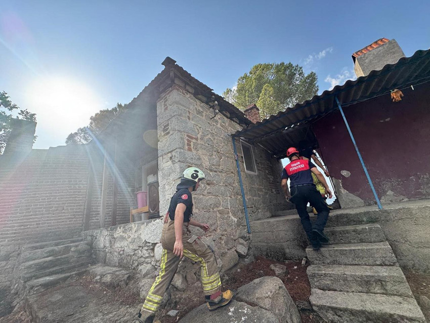 İzmir'de orman yangını: Alevler evlere sıçradı - Resim: 2