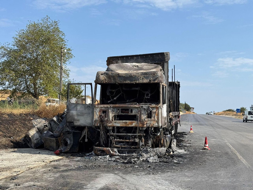 Tır alev topuna döndü; itfaiye ekipleri ölümden son anda kurtuldu - Resim: 3