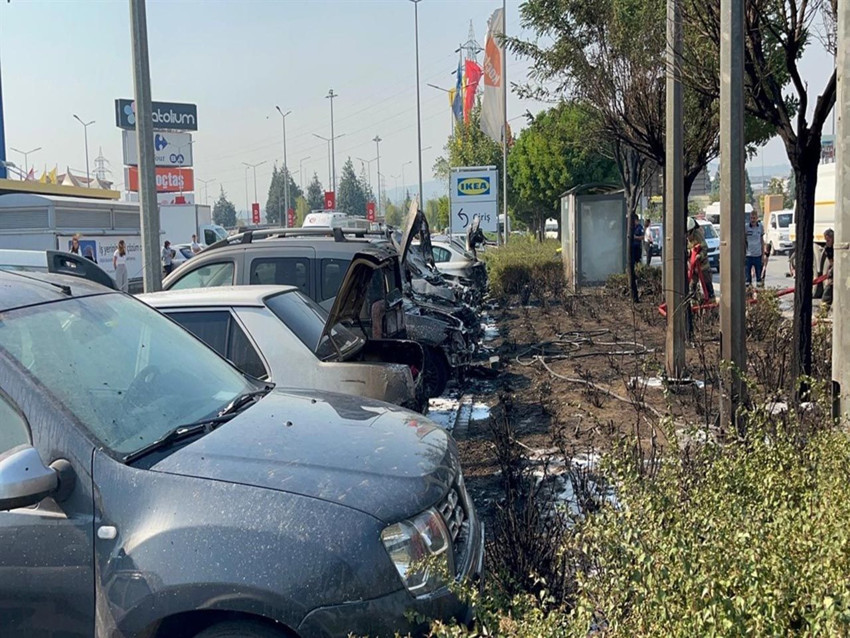 AVM otoparkında yangın: 8 araç alevlere teslim oldu - Resim: 4