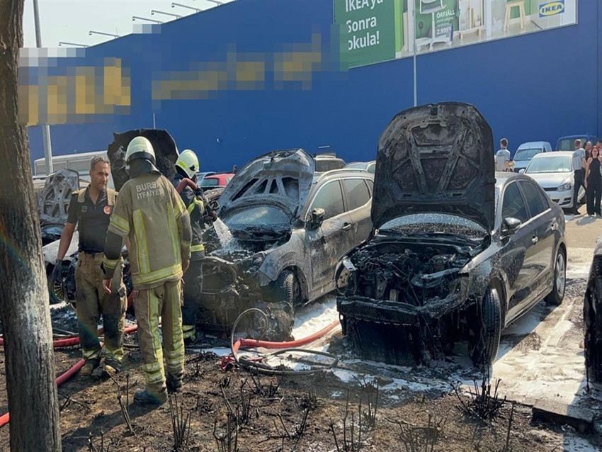 AVM otoparkında yangın: 8 araç alevlere teslim oldu - Resim: 6