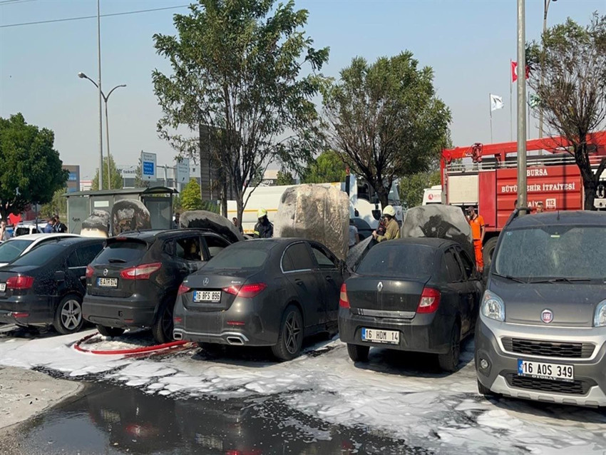 AVM otoparkında yangın: 8 araç alevlere teslim oldu - Resim: 3
