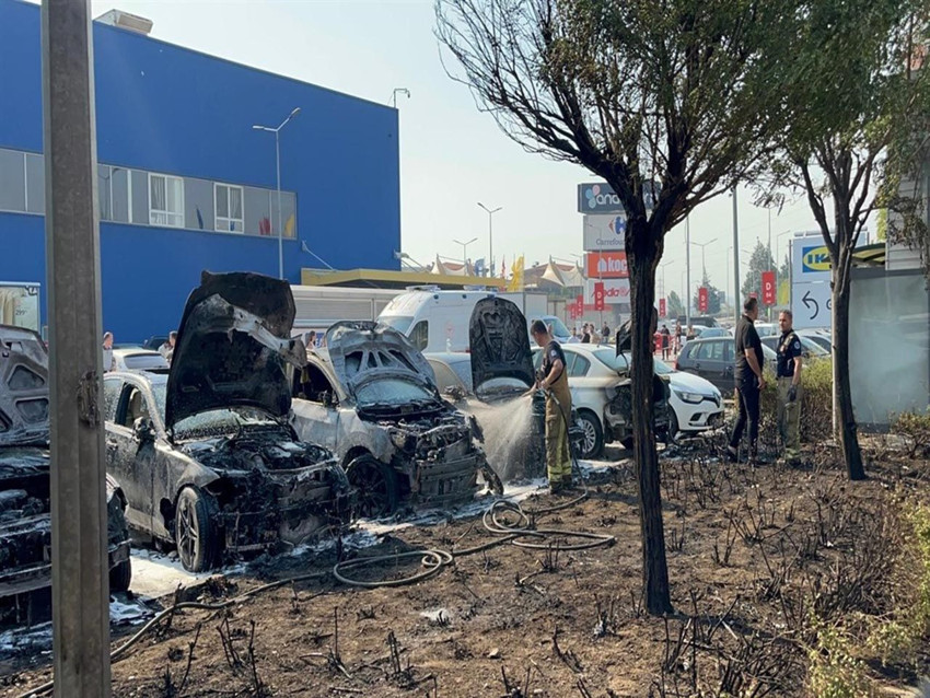 AVM otoparkında yangın: 8 araç alevlere teslim oldu - Resim: 2