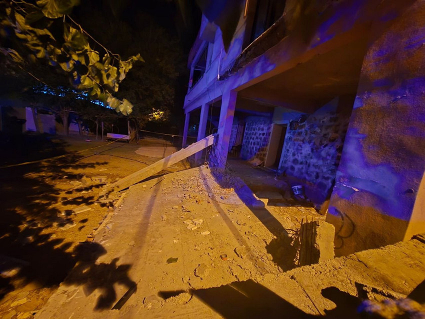 İki katlı evin balkonu çöktü; 2'si bebek çok sayıda kişi yaralandı - Resim: 1