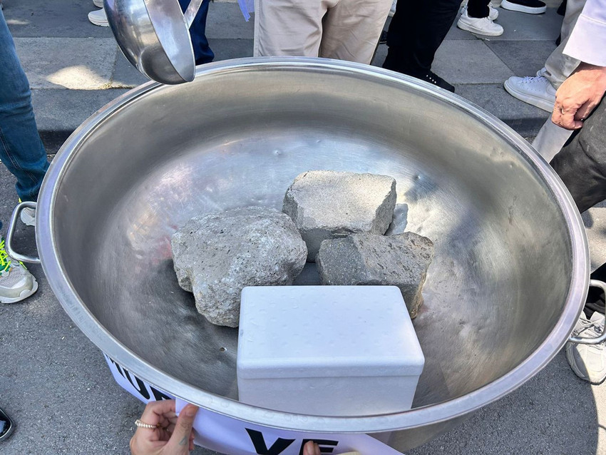 Memur ve memur emeklileri bakanlık önünde toplanıp taş kaynattı - Resim: 3