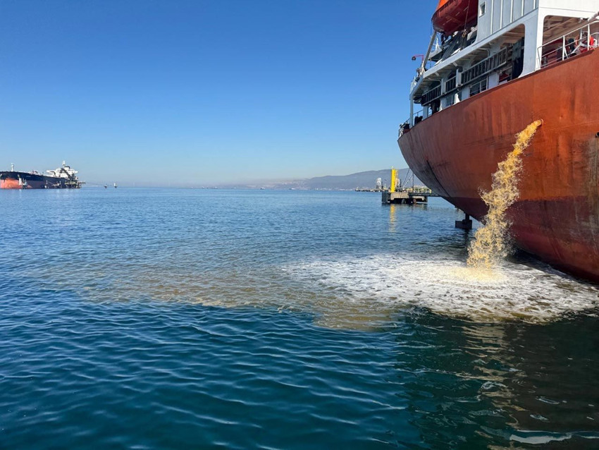 Marmara Denizi'nde denizi kirleten gemi suçüstü yakalandı - Resim: 2