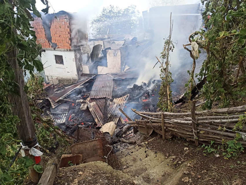 Artvin'de yangın kabusu: 4 ev küle döndü - Resim: 2