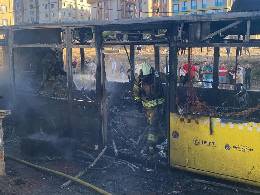 İstanbul'da İETT otobüsü alev aldı, yolcular son anda tahliye edildi - Resim: 3