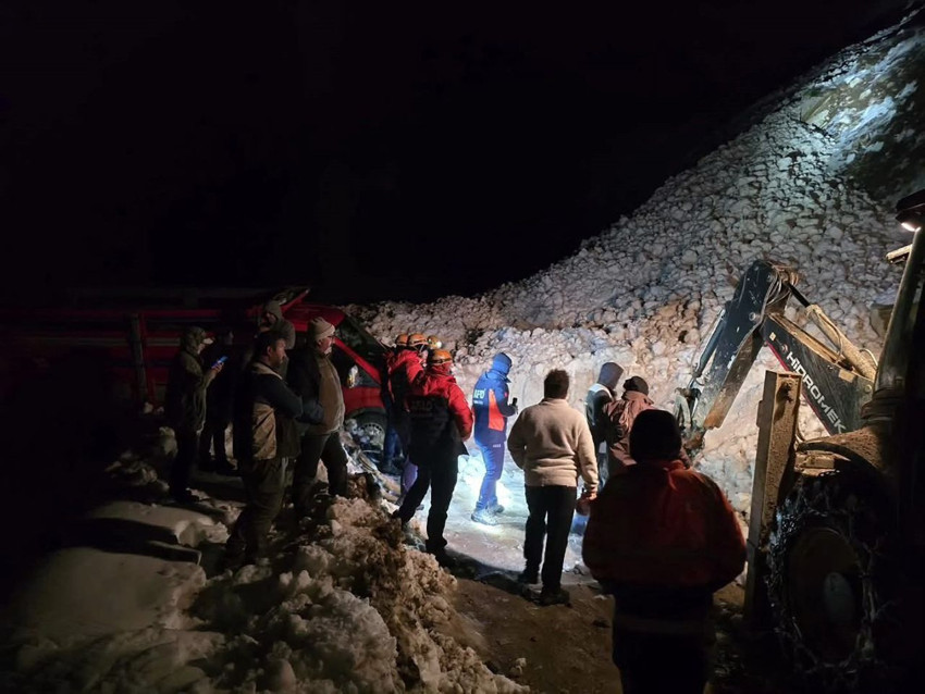 Rize'de çığ düştü, çok sayıda kişi çığın altında mahsur kaldı - Resim: 3