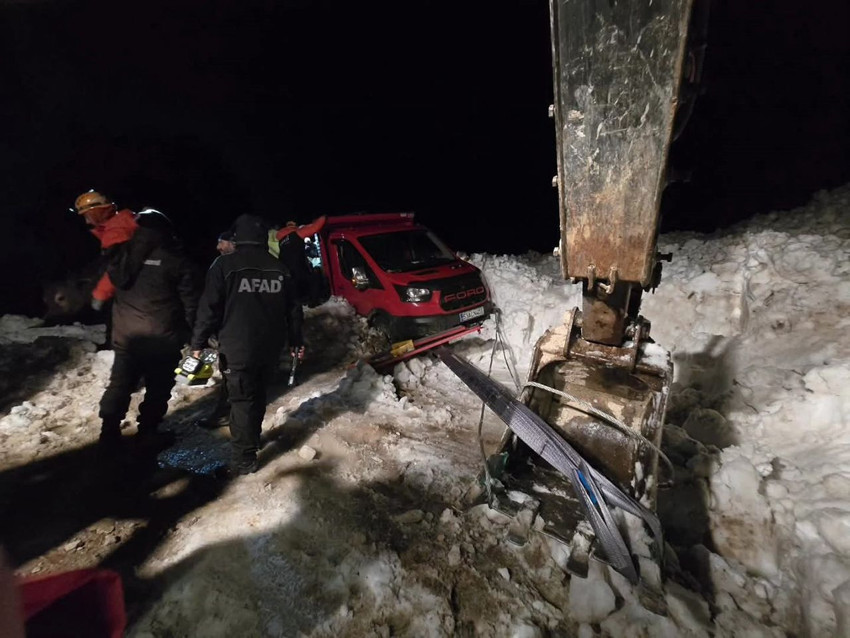 Rize'de çığ düştü, çok sayıda kişi çığın altında mahsur kaldı - Resim: 4