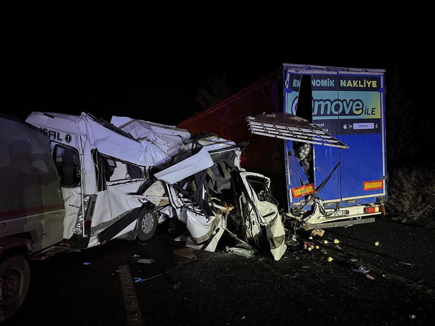 Mersin'de korkunç kaza: 3 ölü, 16 yaralı - Resim: 1