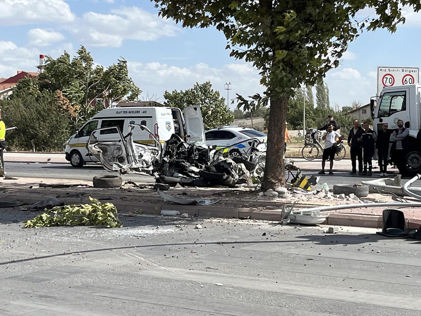 Kırmızı ışıkta katliam gibi tam gaz kaza anı kamerada: Araç ikiye bölündü; sürücüsü öldü - Resim: 3