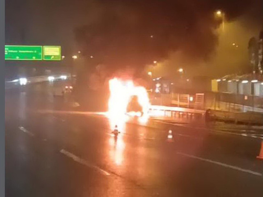 15 Temmuz Şehitler Köprüsü'nde otomobil alev alev yandı - Resim: 1