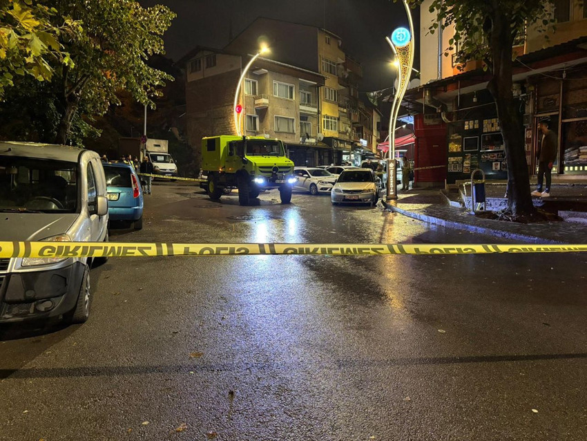 Sokak ortasında cinayet: Elinde jiletle sokağı birbirine katan şüpheli silahla vuruldu - Resim: 1