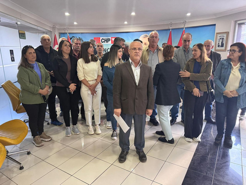 CHP İl Başkanlığı'nda görülmemiş kriz: Kendilerini parti binasına kilitlediler - Resim: 1