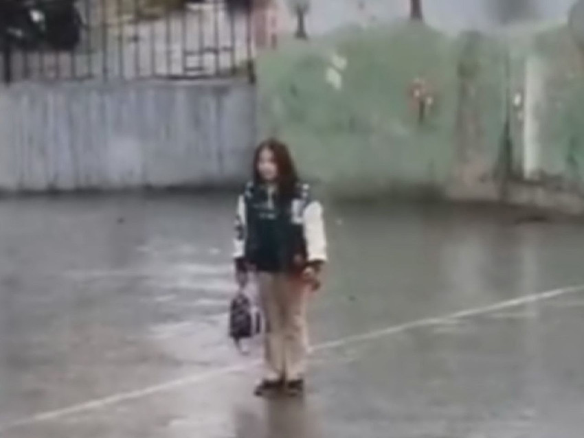 İstiklal Marşı okunurken yağmur altında saygı duruşuna geçen öğrenci ödüllendirildi - Resim: 1