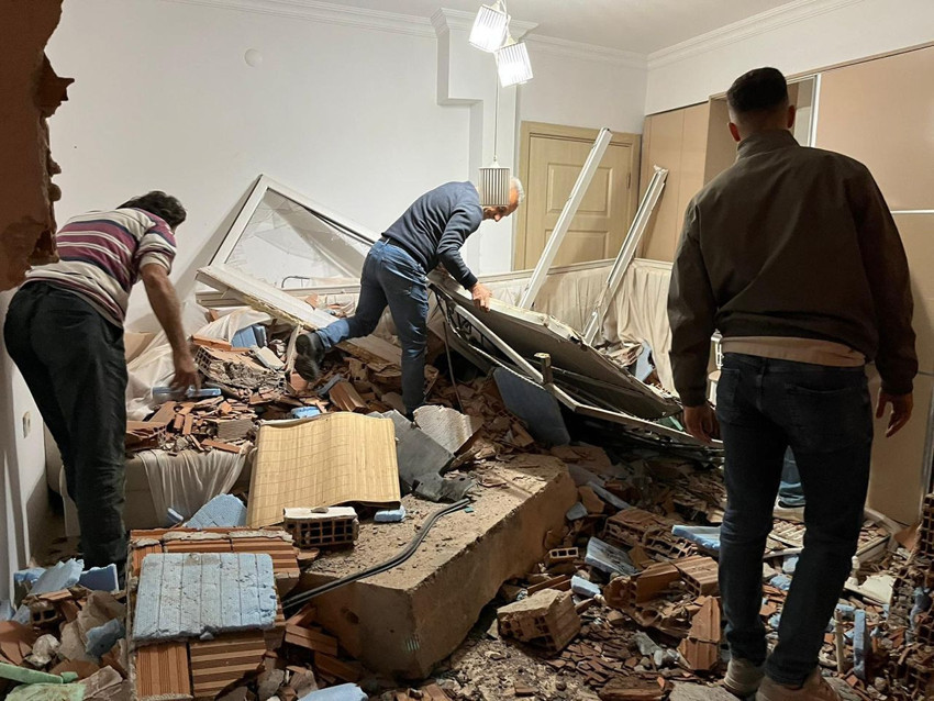 Daha önce bir greyder ve bir otobüsün çarptığı eve şimdi de kamyonet girdi - Resim: 4